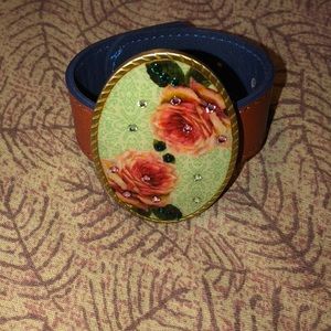 Floral buckle bracelet